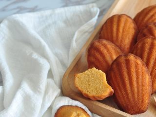 16、焦糖玛德琳,刚烤好的玛德琳和密封回油后的玛德琳口感有很大的不同，可以根据个人喜好选择。