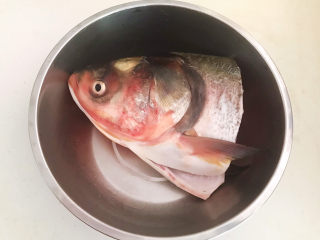 1、麻辣鱼头,鲜鲜的花鲢鱼头一个,剪去鱼鳃,清洗干净