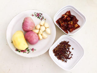 2、麻辣鱼头,准备调料:鲜姜,大蒜,小圆葱,干红辣椒段,花椒粒