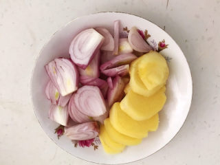 3、麻辣鱼头,把鲜姜和圆葱切成小片