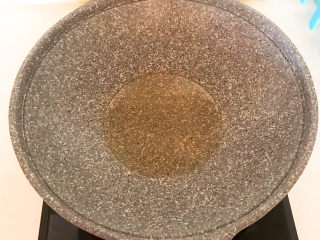 4、麻辣鱼头,炒锅烧热后加入大豆色拉油