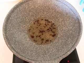 5、麻辣鱼头,油烧热后加入花椒粒,炒出香味