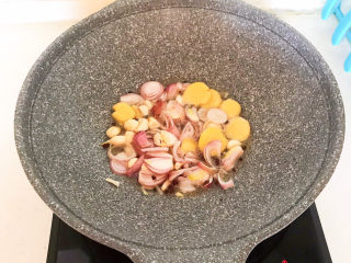 6、麻辣鱼头,加入葱姜蒜,炒出香味