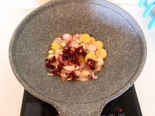 7、麻辣鱼头,加入干红辣椒段,翻炒均匀