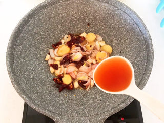 8、麻辣鱼头,加入料酒