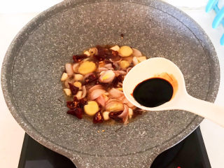 9、麻辣鱼头,加入老抽