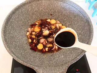 10、麻辣鱼头,加入生抽