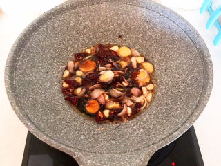 11、麻辣鱼头,翻炒均匀