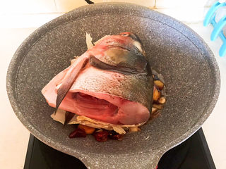 12、麻辣鱼头,加入鱼头