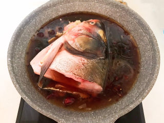 13、麻辣鱼头,加入温水,水量和鱼头持平即可