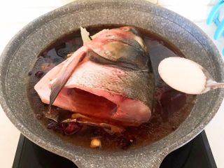 14、麻辣鱼头,烧开后加入精盐,这样鱼头可以更加入味