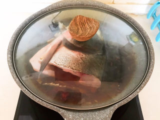 15、麻辣鱼头,盖上锅盖,大火烧开后小火慢烧20分钟