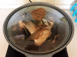 17、麻辣鱼头,大火收汁,不要把汤汁全部收干,要留出大约1大碗左右的汤汁即可