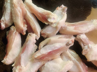 3、蒜香鸡翅,用剪刀将鸡翅一分为二