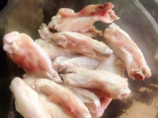 4、蒜香鸡翅,鸡翅放入碗中