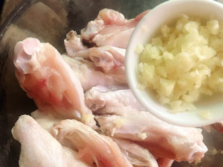 5、蒜香鸡翅,大蒜剁成末后放入鸡翅中