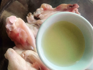 6、蒜香鸡翅,加入料酒