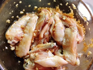 8、蒜香鸡翅,加入蚝油翻拌均匀，放入冰箱冷冻室过夜