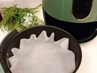 9、蒜香鸡翅,在拉篮中铺上油纸