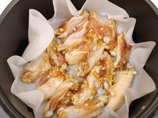 11、蒜香鸡翅,平铺在油纸上