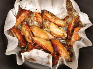 13、蒜香鸡翅,烤14分钟左右拉出拉篮，将鸡翅翻面