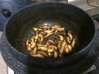 3、日式鸡汤泡饭,大火煮开，煮到汤汁差不多收干。