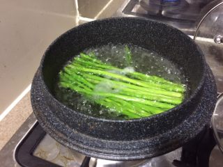 4、日式鸡汤泡饭,煮一锅水，煮沸，放点盐，再放入洗干净的芦笋。