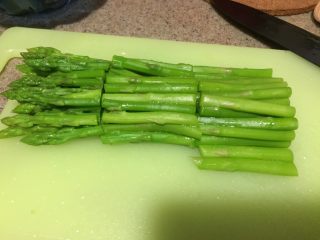 6、日式鸡汤泡饭,然后沥干水分，切3cm左右的小段。尾部的2-3cm比较老，一般直接丢掉不吃的。