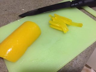 7、日式鸡汤泡饭,韩式腌萝卜，是这种黄色的，日式的腌萝卜也有这样的。直接买超市里真空包装的腌萝卜。腌萝卜切丝。