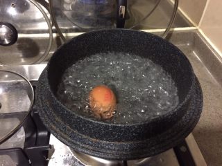 9、日式鸡汤泡饭,沸水，放入鸡蛋，中火煮6分钟。