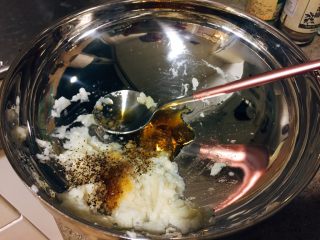 11、日式鸡汤泡饭,鸡汤炖好了，捞出来洋葱，扔掉。蒜捞出来，用勺子碾成蒜蓉。按照个人口味加入盐，黑胡椒，调成蒜蓉酱。