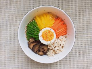 14、日式鸡汤泡饭,碗里放煮好的米饭，一次放上拌好的鸡肉，胡萝卜条，芦笋段，香菇丝，腌萝卜条，葱花，最后放上溏心蛋。撒点白芝麻。