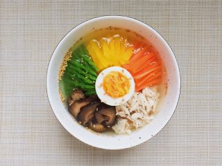 15、日式鸡汤泡饭,浇上清鸡汤，即可。各种配菜，和鸡汤可以随时添加。