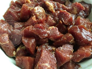 1、咸蛋肉粽子,瘦肉提前买回来洗干净切小方块，放料酒，红烧酱油，耗油，味精，鸡精，白糖，盐搅拌均匀腌制最少10个小时左右，这样瘦肉入味包出来的粽子才好吃，所以瘦肉需要提前腌制。