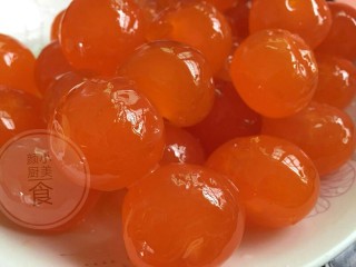 3、咸蛋肉粽子,咸蛋最好买带壳的，我个人觉得带壳的比较香，咸蛋买回来清洗干净去壳蛋清不要留蛋黄，一般包粽子一个蛋黄切两半，喜欢料足的可以不切。