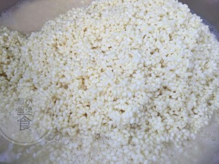 4、咸蛋肉粽子,糯米用水反复搓洗去胶质，直至水质不浑浊就可以，我婆婆说这样粽子不容易坏，洗好倒去多余的水，加食用碱搅拌均匀就可以包了，米有点微黄就可以，加碱是让粽子着色，吃起来口感Q弹软糯好吃。