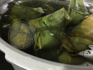 9、咸蛋肉粽子,其它的也是一样的步骤全部包好，粽子包好放高压锅加满开水煮，大火煮开转中小火煮一个小时即可关火，等高压锅的气全部下去，开盖把粽子捞起来。