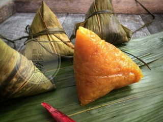 10、咸蛋肉粽子,煮好老公就迫不及待的一连吃了5个都不过瘾！说比五芳斋的还要好吃。