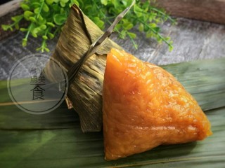 12、咸蛋肉粽子,如果你喜欢我的分享，那就请点点赞，收藏加转发，有什么问题还可以在文章下面给我留言。说一说你喜欢什么菜，关注颜小厨美食，每天我都会在这里分享一些家常美食，期待与你一起交流学习！