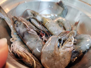 2、玉米炒虾仁,鲜虾