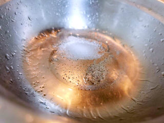 5、玉米炒虾仁,虾仁腌料，盐，胡椒粉，料酒调好