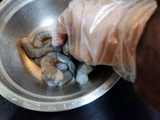 6、玉米炒虾仁,把腌虾调料拌匀虾仁里