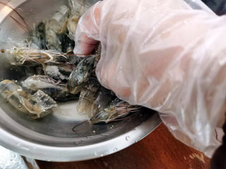 8、玉米炒虾仁,虾头与虾壳加盐抓洗去腥