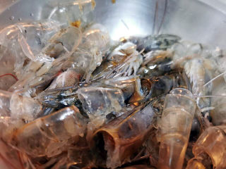 9、玉米炒虾仁,洗干净的虾头