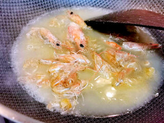 12、玉米炒虾仁,加水煮成虾高汤