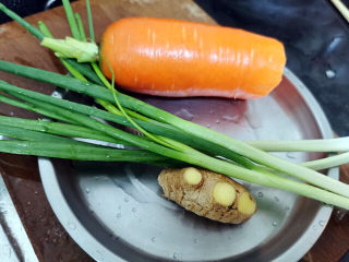 13、玉米炒虾仁,红萝卜，葱姜