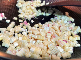 14、玉米炒虾仁,玉米刮下玉米粒