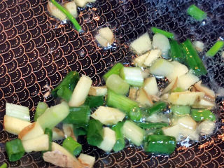 15、玉米炒虾仁,葱姜爆香