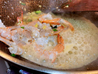 16、玉米炒虾仁,倒入少许虾高汤煮虾仁至断生