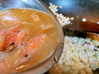 17、玉米炒虾仁,玉米粒与红萝卜丁，干煸后加入虾高汤